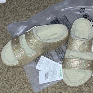 NWT cozy glitter sandals w7 crocs